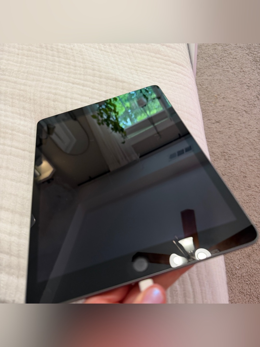 Apple iPad 9th Gen 64 GB in Space Gray WiFi - Picture 10 of 17
